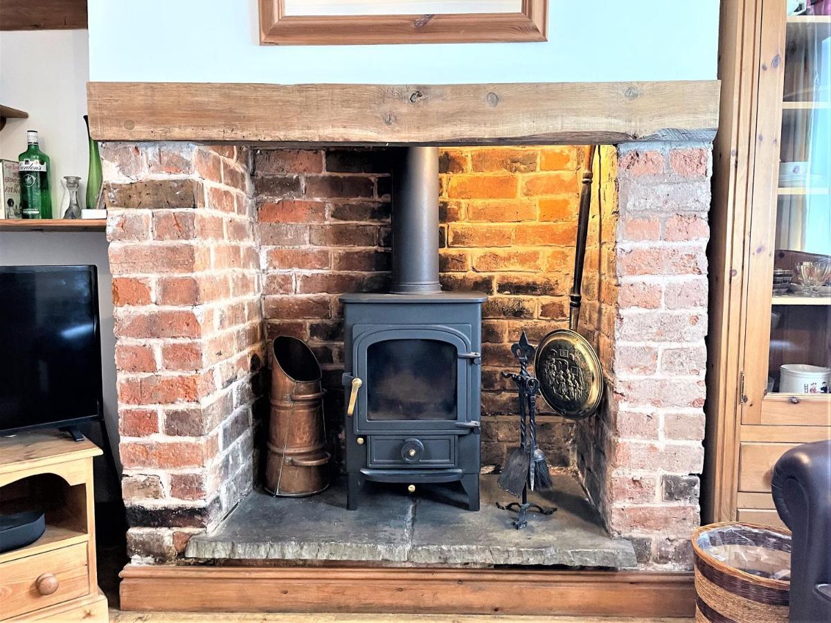 Pass The Keys Cosy Cottage With Views Over The Shropshire Hills Лъдлоу Екстериор снимка